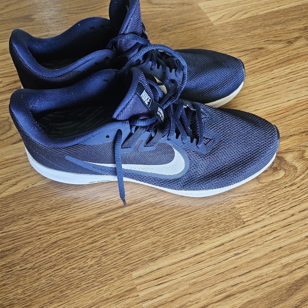 MENS NIKE SHOES 8.5